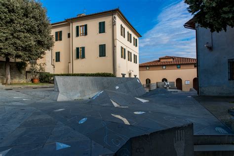 Piazza dei Guidi a Vinci con le sue incisioni