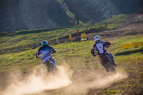 Piloti in azione durante una gara di enduro