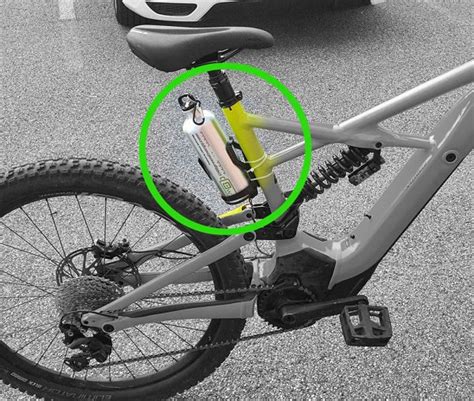 Schema di installazione di una batteria borraccia su un telaio di e-bike