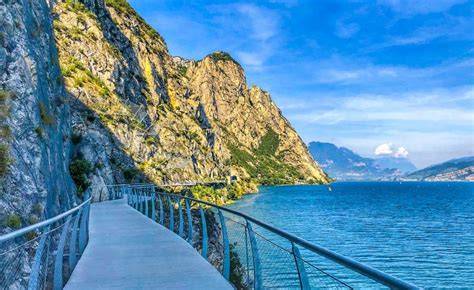 panoramica lago di garda e ciclabile