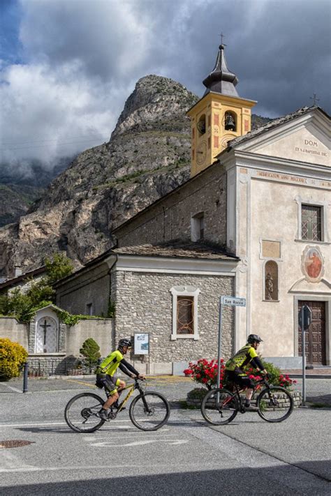 Paesaggio montano delle Pertiche con ciclisti