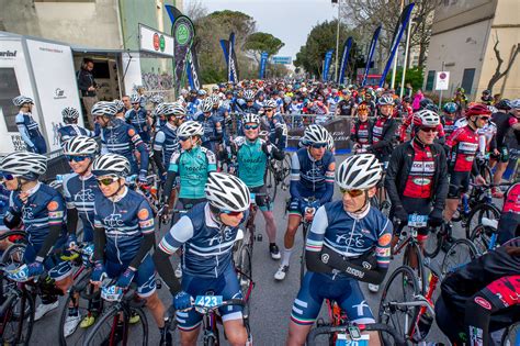 Volontari dell'organizzazione sorridenti durante una gara ciclistica