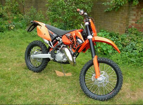 Vista laterale della KTM 125 EXC 2006 con scarico FMF Shorty montato