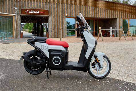 auto-scooter con ruote alte e sottosella grande