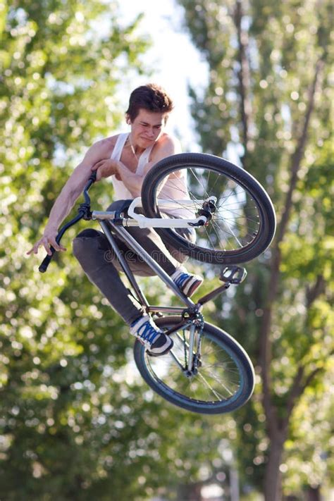 giovane che esegue un trick in bicicletta