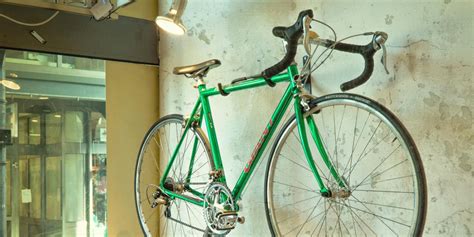 Interno di un hotel con angolo bici