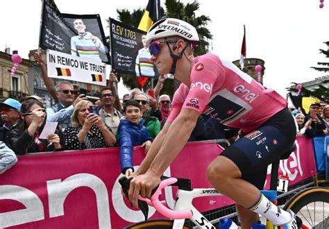 Vecchia fotografia di ciclisti con la maglia dell'A.S. Montoro