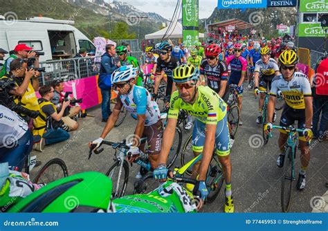 Ciclisti che affrontano una salita in un paesaggio campano