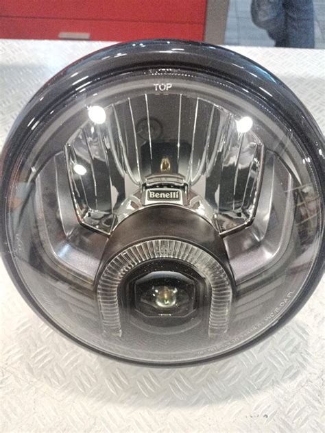 Dettaglio anteriore Benelli Leoncino 500 con faro