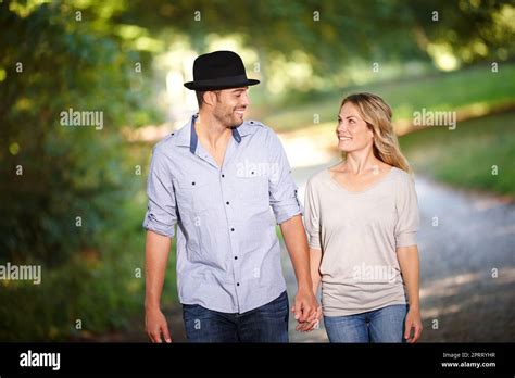 Coppia che cammina in un parco