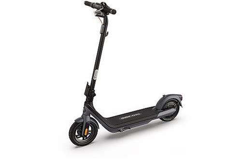 Monopattino elettrico Ninebot E2 Pro in azione in un contesto urbano