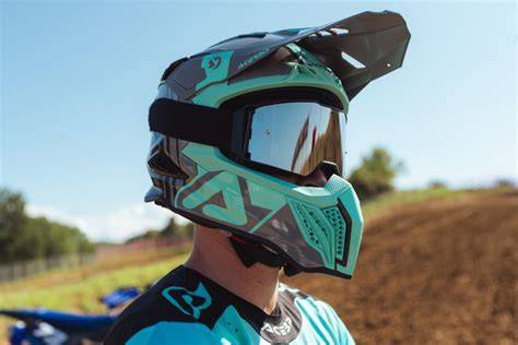 infografica criteri scelta casco enduro