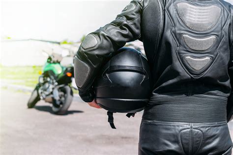 Motociclista con abbigliamento tecnico completo