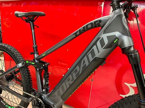 Bicicletta elettrica Torpado in azione su un sentiero di montagna