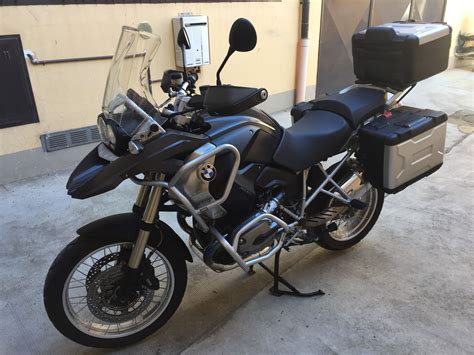 Barre paramotore montate su una moto BMW R 1200 GS