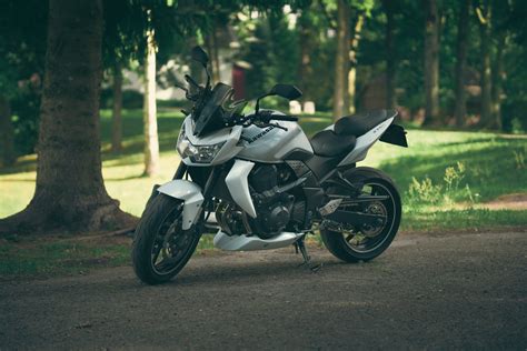Kawasaki Z750 con sella rimossa, evidenziando l'area della batteria