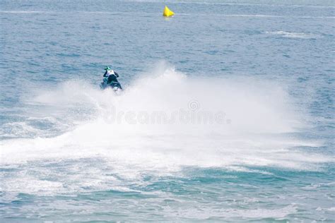 Atleta in azione su una moto d'acqua da competizione