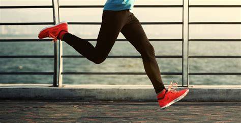 runner cerca bagno urbano durante corsa