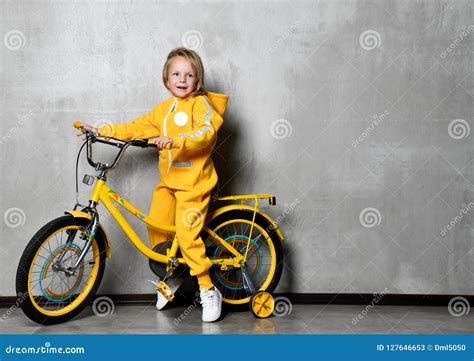 Bambino entusiasta che guarda una bicicletta gialla