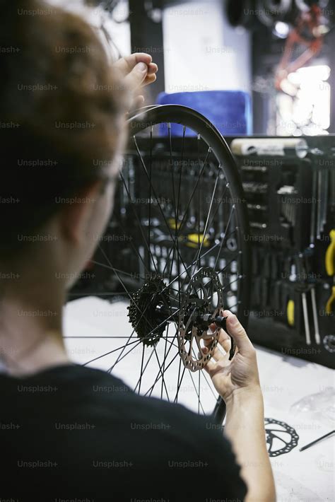 Un padre che lavora su un vecchio telaio di bicicletta in un garage