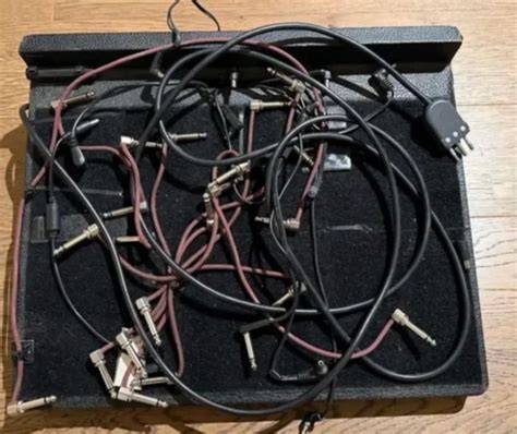 Pedalboard layout con cavi e pedali
