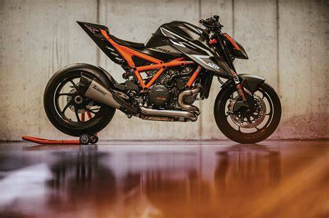 KTM 1290 Super Duke RR vista laterale nera e carbonio