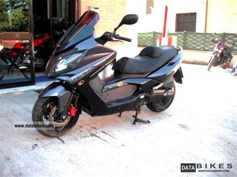 Scooter Kymco Xciting 300 R con bauletto posteriore