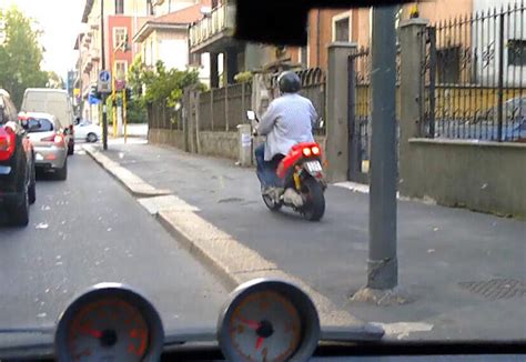 Moto-taxi che sfrecciano nel traffico cittadino
