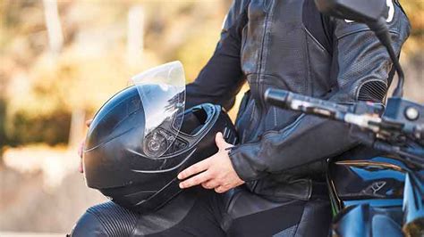 Un motociclista con casco e giacca protettiva