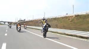 Motociclista che esegue un'impennata con una moto sportiva