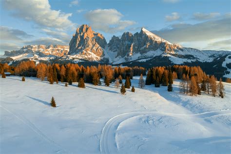 Paesaggio alpino del Monte Guzzo con malghe e montagne sullo sfondo