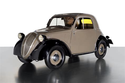 Dettaglio dei fari anteriori della Fiat 500 Topolino