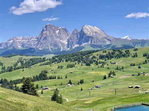 Immagine panoramica Alpe di Siusi con dolci pascoli