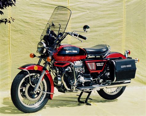 Moto Guzzi 850 T in un contesto urbano anni '70