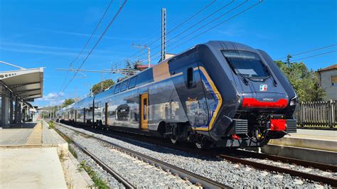 Immagine stilizzata di un autobus e un treno che si dirigono verso una strada