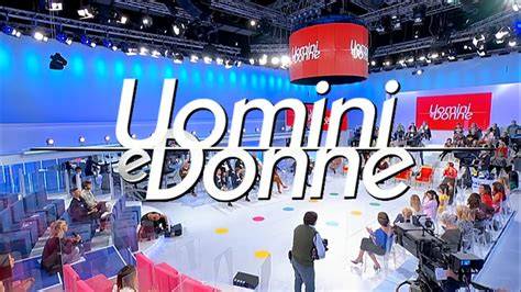 riferimenti esterne a Uomini e Donne e dinamiche del trono