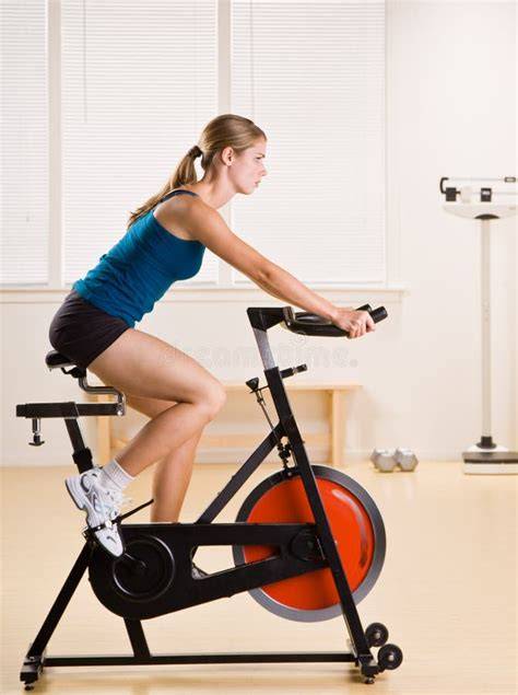 Immagine di una persona che pedala su cyclette in palestra