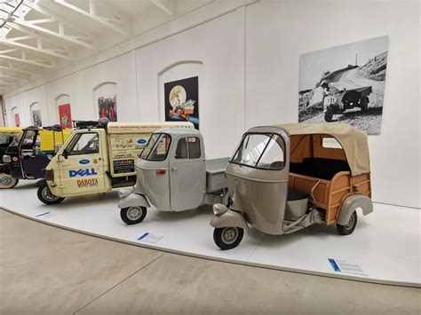 Diverse generazioni di Ape Piaggio in un collage