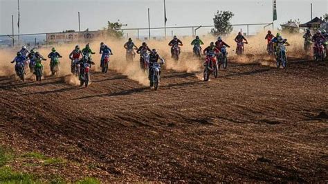 Immagine di un pilota di motocross in azione durante una gara