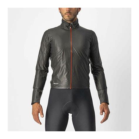 Ciclista su strada con giacca GORE-TEX in condizioni di pioggia