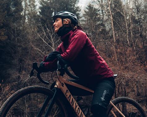 Ciclista uomo e donna con giacche GORE-TEX Endure su sentiero