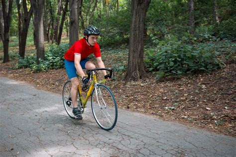 Ciclista su strada panoramica