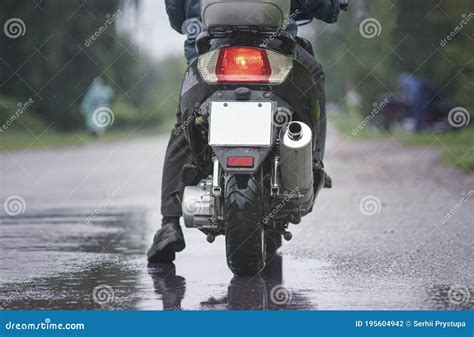 vista aerea di una strada bagnata sotto la pioggia con una moto