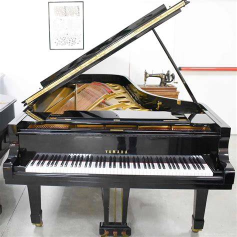 Immagine di piano gran coda Yamaha CFX in sala da concerto