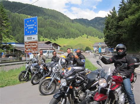 Gruppo di motociclisti in raduno panoramico
