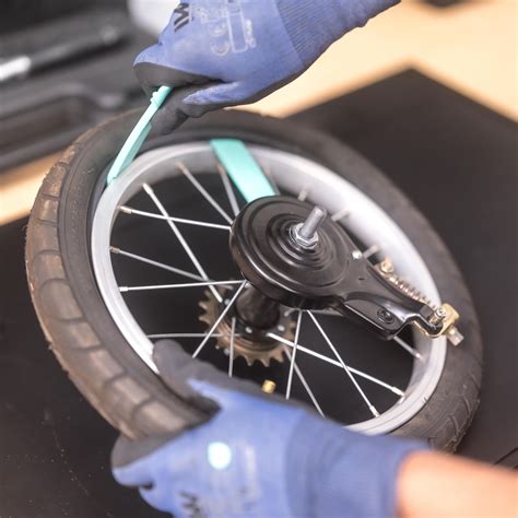 applicazione mastice copertone tubolare sulla ruota