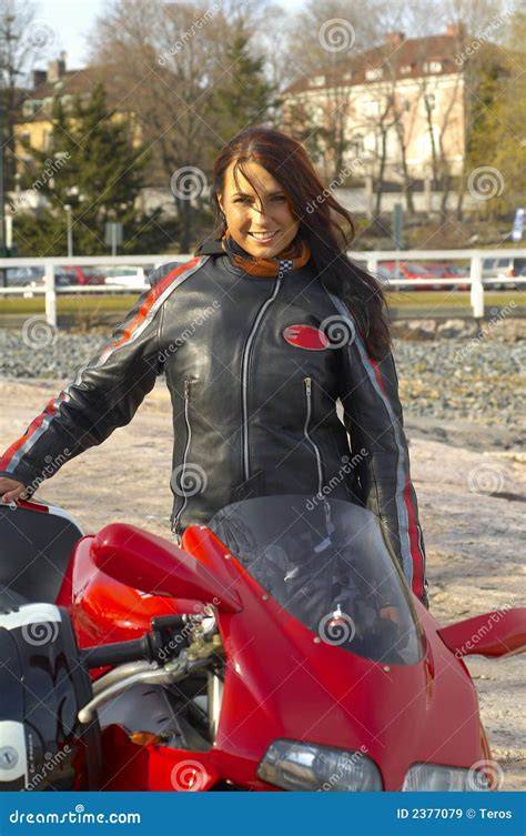 Immagine donna motociclista in sella