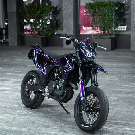 Fantic 250 SM in un contesto urbano
