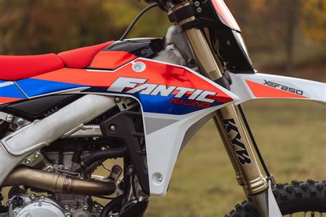 Dettaglio del motore di una Fantic 250 4T Enduro
