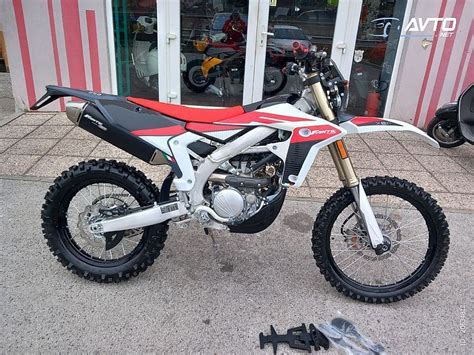 Fantic 250 4T Enduro su un sentiero montano